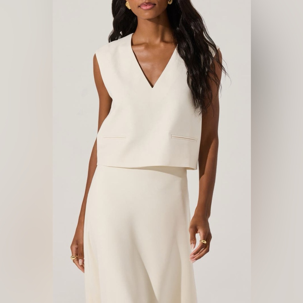 Astr Ivory Sleeveless V-Neck Top